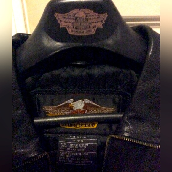 Harley Davidson thick leather jacket. Clean come with a Harley Davidson hanger.